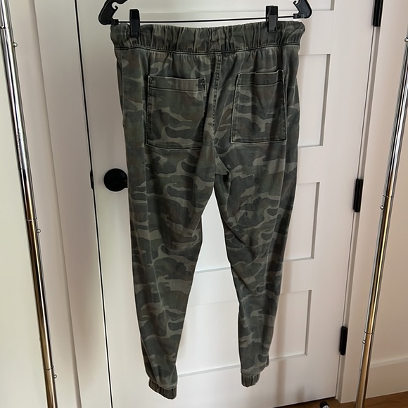 Camo joggers by Bella Dahl size Sm - Picture 6 of 6